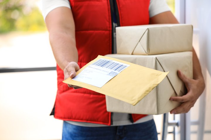 Fast Vs. Free shipping: Delivering a parcel