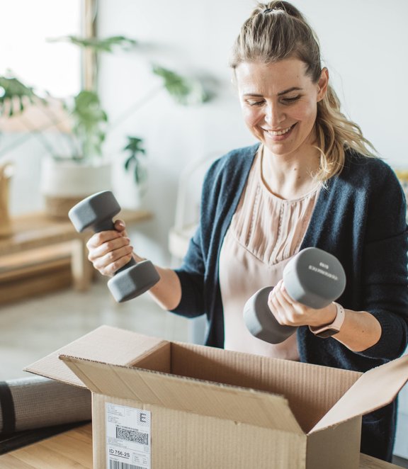 Consumer unpacking package sporting goods - weights - parcel - delivery