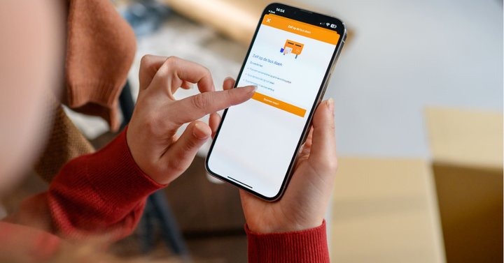 Person tracking a package on the PostNL App