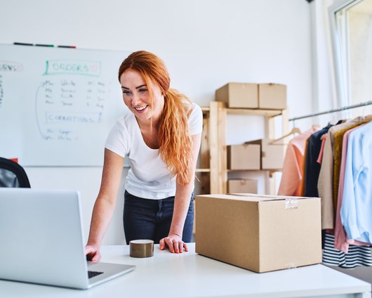 Blije webwinkelier met pakket